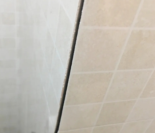 阿鲁科尔瓷砖空鼓维修公司分享阳台瓷砖脱落的修复过程可以分为以下几个步骤