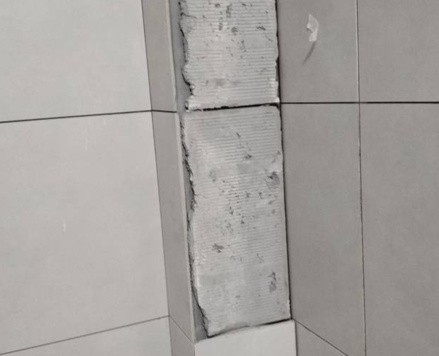 阿鲁科尔瓷砖空鼓维修公司分享下瓷砖施工前基层浇水润湿程度不足，可能导致以下问题